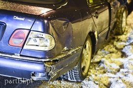 Zderzenie mercedesa z renault, jedna osoba w szpitalu