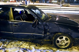 Zderzenie mercedesa z renault, jedna osoba w szpitalu