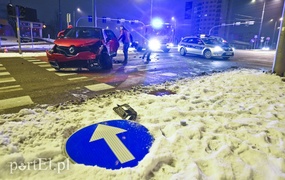 Zderzenie mercedesa z renault, jedna osoba w szpitalu