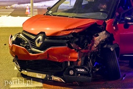 Zderzenie mercedesa z renault, jedna osoba w szpitalu