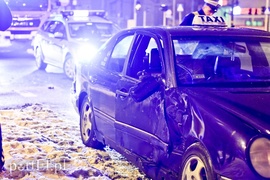 Zderzenie mercedesa z renault, jedna osoba w szpitalu
