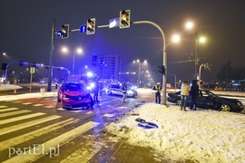 Zderzenie mercedesa z renault, jedna osoba w szpitalu