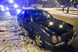 Zderzenie mercedesa z renault, jedna osoba w szpitalu