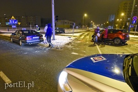Zderzenie mercedesa z renault, jedna osoba w szpitalu