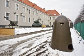 Co się dzieje przed klubem wojskowym przy ul. Królewieckiej?