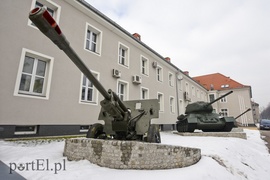 Co się dzieje przed klubem wojskowym przy ul. Królewieckiej?