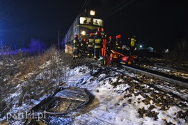 Wjechał mercedesem pod pociąg