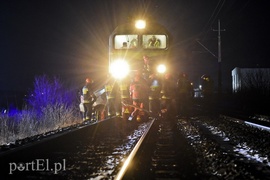 Wjechał mercedesem pod pociąg
