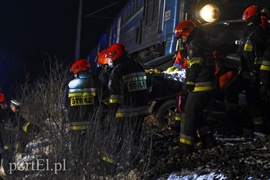 Wjechał mercedesem pod pociąg