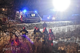Wjechał mercedesem pod pociąg