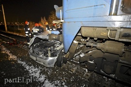 Wjechał mercedesem pod pociąg