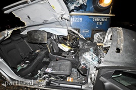 Wjechał mercedesem pod pociąg