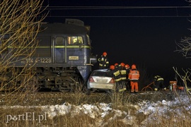 Wjechał mercedesem pod pociąg