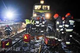 Wjechał mercedesem pod pociąg