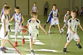 Młodzi koszykarze wyszli na parkiet