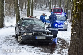 Ślisko na drogach, kobieta uderzyła w drzewo