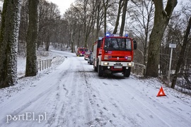 Ślisko na drogach, kobieta uderzyła w drzewo