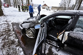 Ślisko na drogach, kobieta uderzyła w drzewo