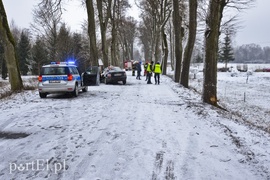 Ślisko na drogach, kobieta uderzyła w drzewo