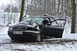 Ślisko na drogach, kobieta uderzyła w drzewo