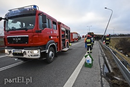 Węzeł Wschód: przewróciła się ciężarówka ze złomem