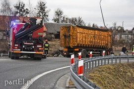 Węzeł Wschód: przewróciła się ciężarówka ze złomem