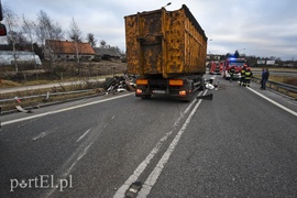 Węzeł Wschód: przewróciła się ciężarówka ze złomem