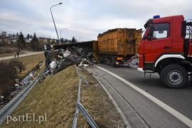 Węzeł Wschód: przewróciła się ciężarówka ze złomem