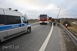 Węzeł Wschód: przewróciła się ciężarówka ze złomem