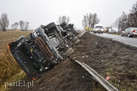 Ciężarówka wypadła z drogi na DK 22