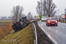 Ciężarówka wypadła z drogi na DK 22