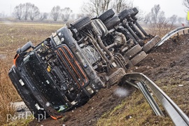 Ciężarówka wypadła z drogi na DK 22