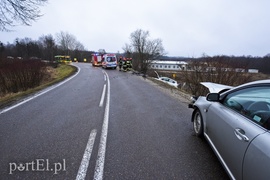 Zderzenie toyoty z mazdą przed cmentarzem