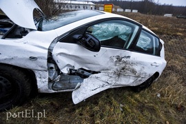 Zderzenie toyoty z mazdą przed cmentarzem
