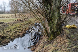 Wjechali do rowu, kierowca nie żyje