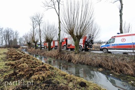 Wjechali do rowu, kierowca nie żyje