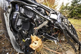 Audi po wypadku rozpadło się na dwie części