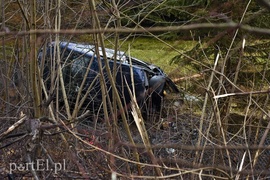 Audi po wypadku rozpadło się na dwie części