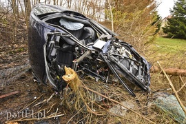 Audi po wypadku rozpadło się na dwie części
