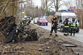 Audi po wypadku rozpadło się na dwie części