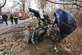 Audi po wypadku rozpadło się na dwie części