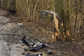 Audi po wypadku rozpadło się na dwie części