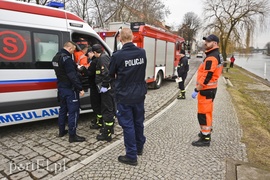 Karmił kaczki i wpadł do rzeki