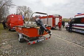 Karmił kaczki i wpadł do rzeki