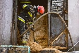 Pożar traw rozprzestrzenił się do stolarni