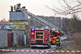 Pożar traw rozprzestrzenił się do stolarni