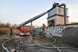 Pożar traw rozprzestrzenił się do stolarni