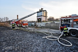 Pożar traw rozprzestrzenił się do stolarni