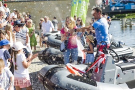 Motorowa ławica wypłynęła na wodę