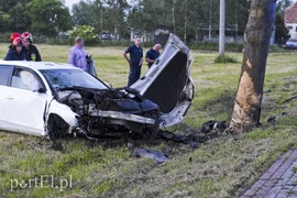 Zasnął za kierownicą i uderzył w drzewo